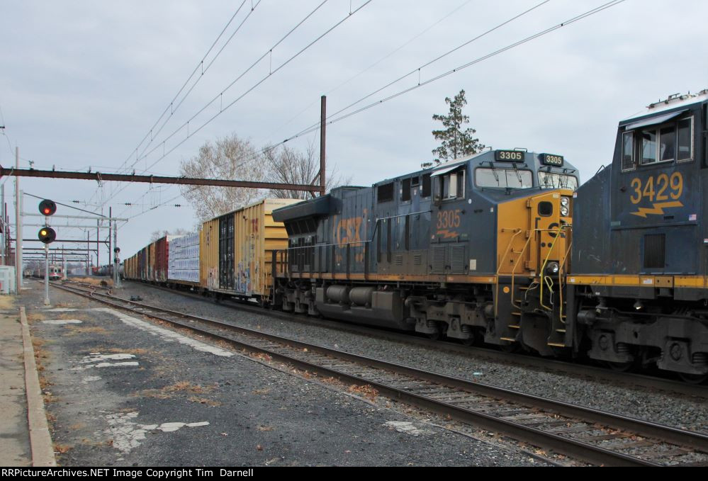 CSX 3305 on Q403